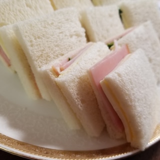 ハムとチーズときゅうりのサンドイッチ